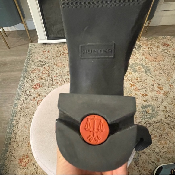 NWOT Hunter Heeled Chelsea Rain Ankle Boots in Black and Purple - Picture 7 of 8